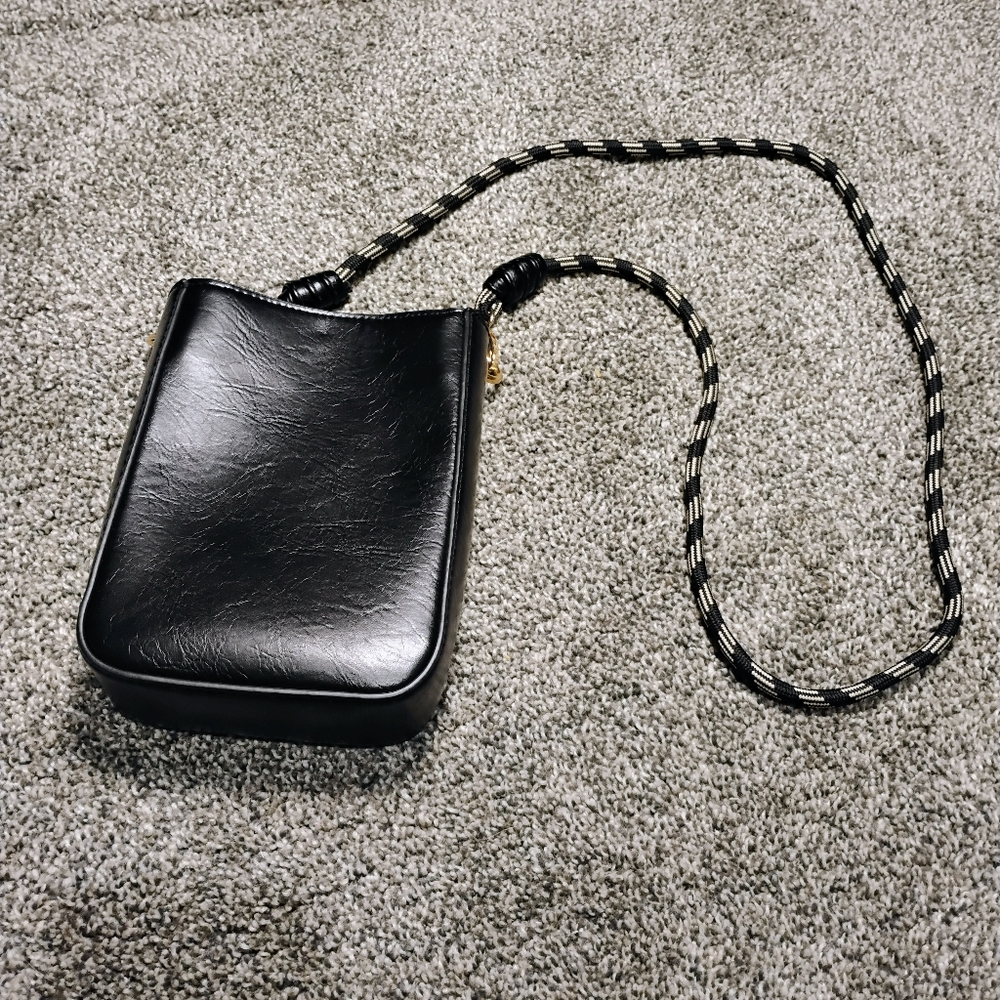 Stylish Black and White Vegan Leather Universal Threads  Women's Crossbody Bag - Picture 6 of 10
